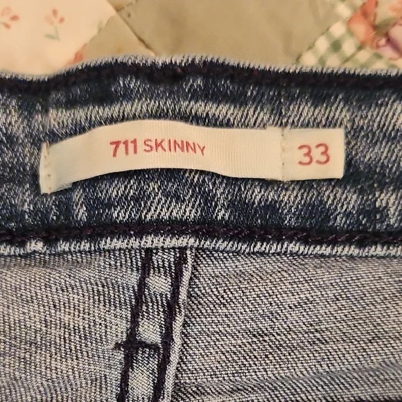 Levi 711 Skinny- 33 with Frayed cuff - Picture 6 of 11
